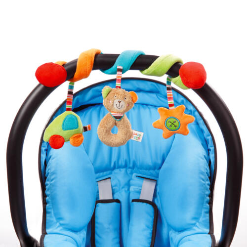 Die Activity Spirale ist am Bügel eines Kindersitzes befestigt.