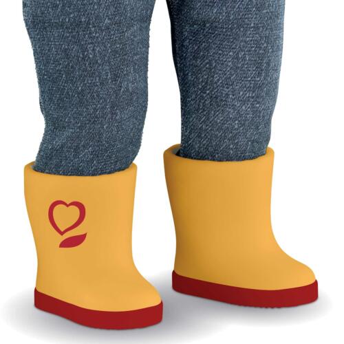 Eine Puppe trägt die gelben Regenstiefel zu einer Jeans.