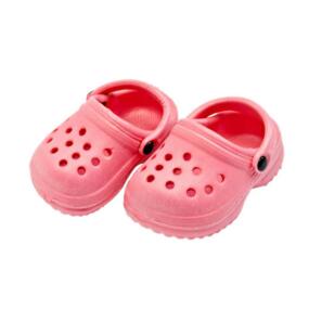 Die rosafarbenen Clogs sind mit vielen Details gestaltet.