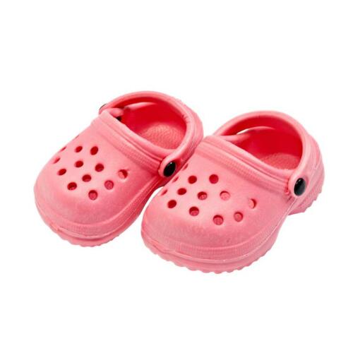 Die rosafarbenen Clogs sind mit vielen Details gestaltet.