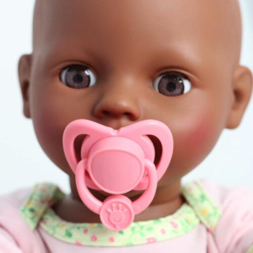 Auf dem Beispielfoto hat eine Puppe den rosa Schnuller von Heless im Mund.