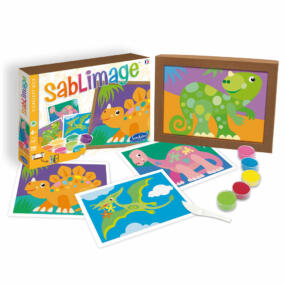 Auf dem Bild ist die Verpackung des Sablimage Sandbilder Dinosaurier Set mit den ausgemalten Bildern und dem bunten Farbsand zu sehen.
