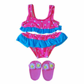 Auf dem Bild ist der pinkfarbene Bikini mit den niedlichen Badeschläppchen zu sehen.