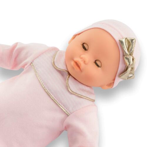 Die Schlafaugen der Babypuppe sind geschlossen, wenn sie liegt.