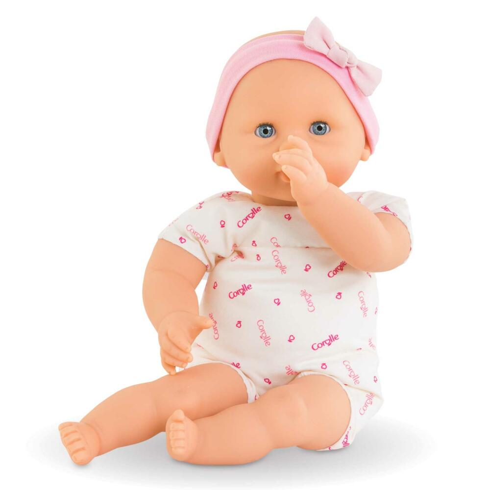 Babypuppe lutscht am Daumen