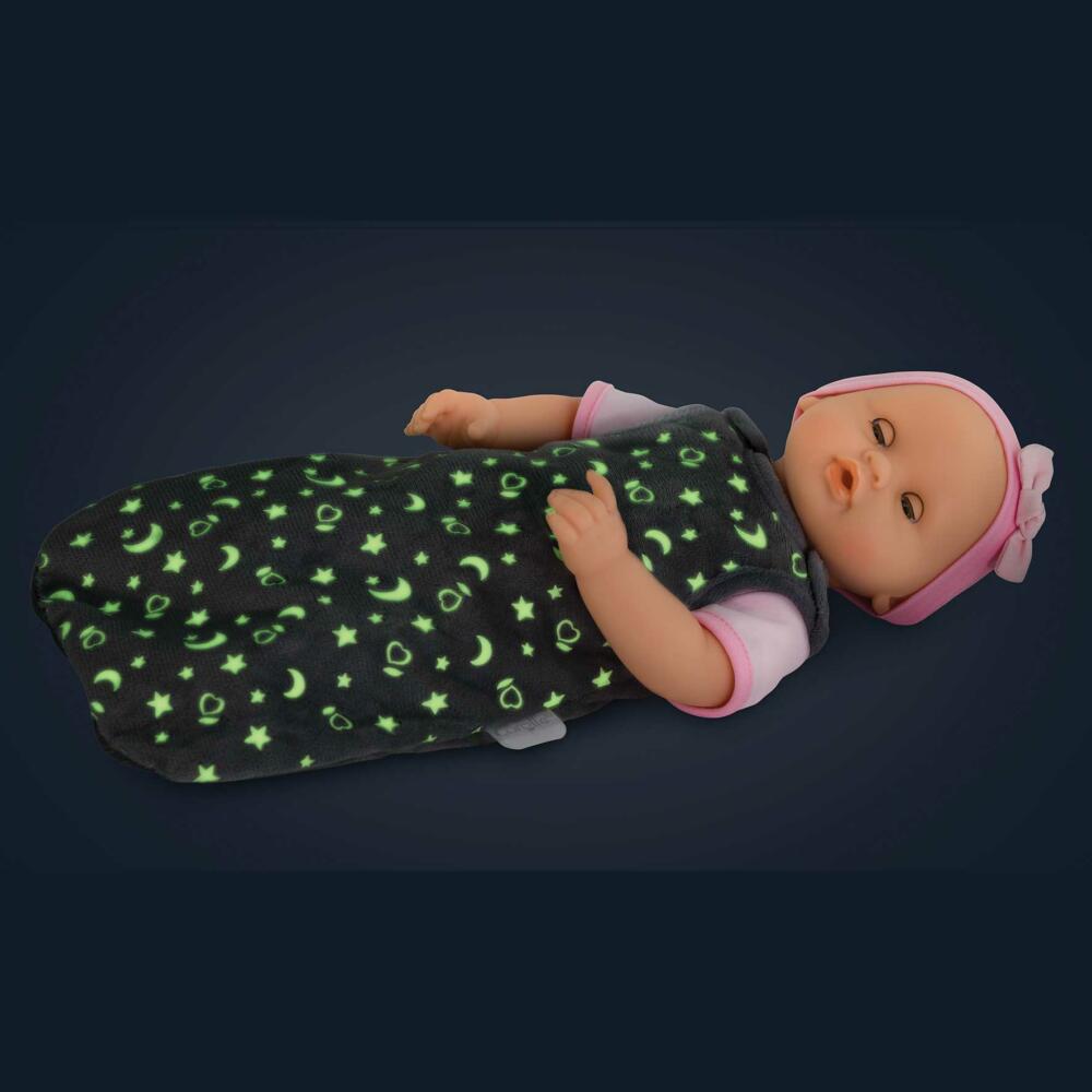 Das Muster des Schlafsack besteht aus Monden und Sternen und leuchtet Nachts.