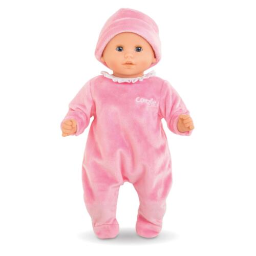 Eine Puppe trägt den Pyjama und die Mütze.