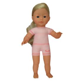 Die blonde MA Corolle Puppe hat blaue Schlafaugen und einen rosa bestickten Stoffkörper.