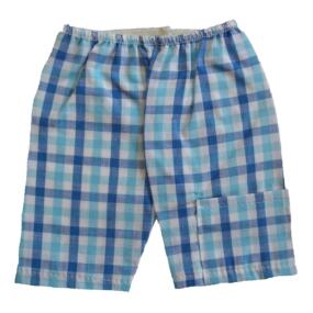 Die blau karierten Puppenshorts haben eine aufgenähte Tasche.