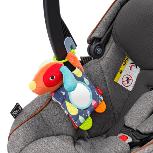 Mit einer praktischen Klemme lässt sich das Stoffbuch leicht am Kinderwagen oder Autositz befestigen.