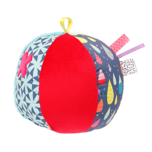 Der Spielball aus Stoff hat viele bunter und gemusterte Elemente.