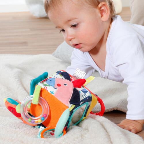 Ein Baby spielt mit dem Fehn Activity Haus.