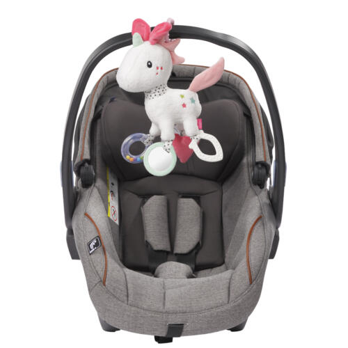 Das Activity Einhorn ist mit dem C-Ring an einem Babysitz befestigt.