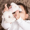 Ein Baby spielt mit dem Ring-Greifling Lama.