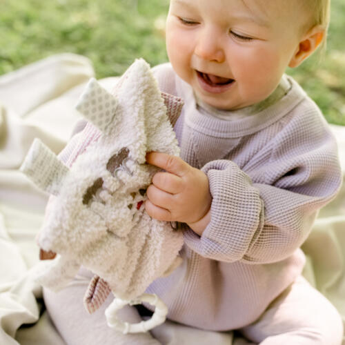 Ein baby spielt mit dem süßen Knistertuch Lama und entdeckt die Spielfunktionen.