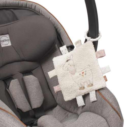 Das Fehn Knistertuch ist mit dem praktischen C-Ring an einem Kindersitz befestigt.