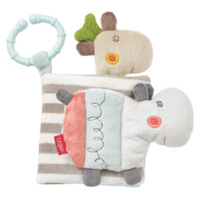 Das Fehn Stoffbuch Loopy & Lotta hat einen praktischen C-Ring zum Befestigen am Kinderwagen, Bettchen oder Babysitz.