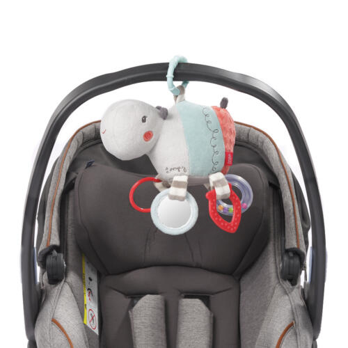 Das Activity-Spielzeug ist mit dem oraktischen C-Ring an einem Babysitz befestigt.