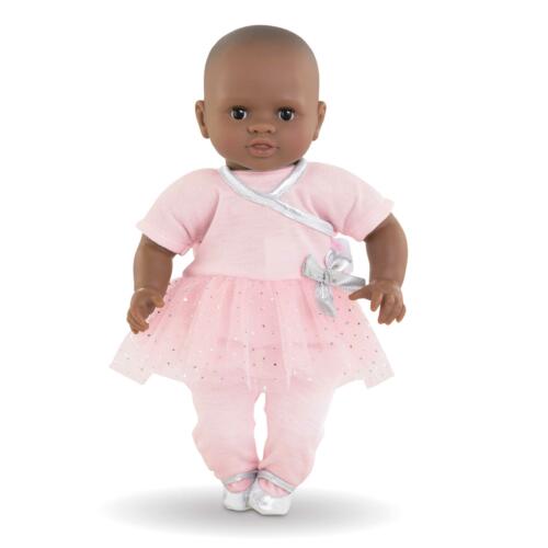 Eine Babypuppe trägt das rosafarbene Ballettoutfit von Corolle.