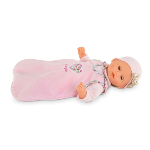 Eine Puppe schläft im Puppenschlafsack.