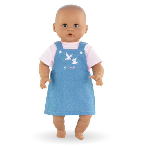 Eine Puppe trägt das Puppenkleid.