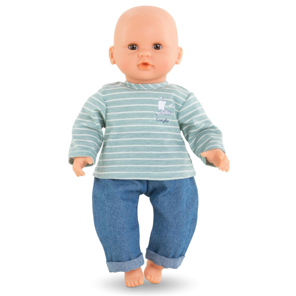 Eine Puppe trägt das Puppenoutfit, bestehend aus Shirt und Jeans.