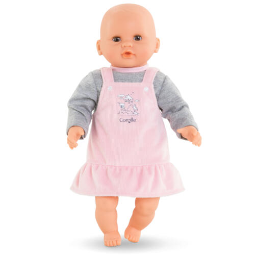 Eine Puppe trägt das süße Puppenkleidchen.