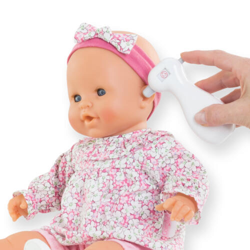 Bei einer Puppe wird mit dem Thermometer aus dem Doktorset Fieber gemessen.