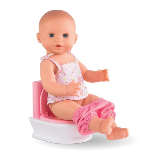 Puppe sitzt auf Puppentoilette.