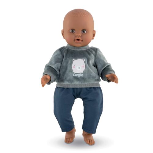 Eine Puppe trägt den Pullover von Corolle zu einer Jeans.