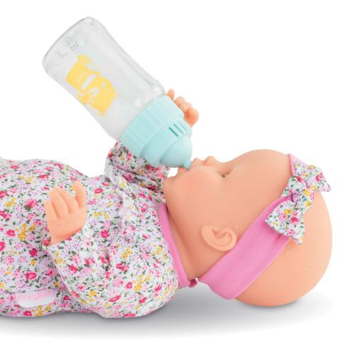 Eine Puppe trinkt aus der magischen Milchflasche von Corolle.