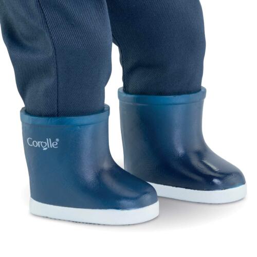 Eine Puppe trägt blaue Gummistiefel.