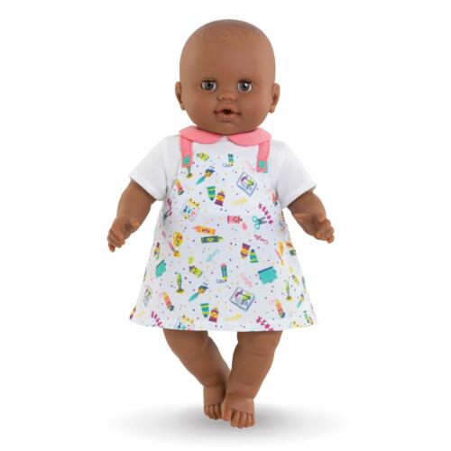Eine Puppe trägt das Corolle Puppenkleidchen.