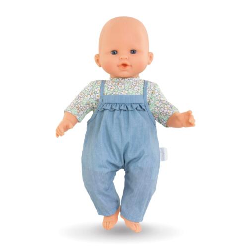 Eine Puppe trägt das Corolle Puppenoutfit,