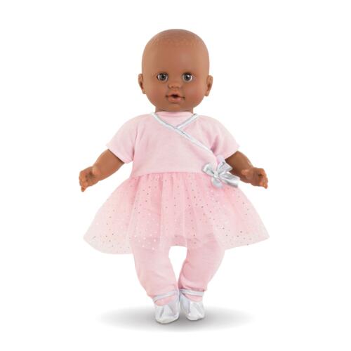 Eine Puppe trägt das Corolle Tanzoutfit.