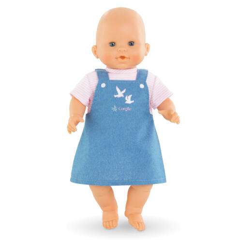 Eine Puppe trägt das Puppenkleidchen in raffinierter Lagenoptik.