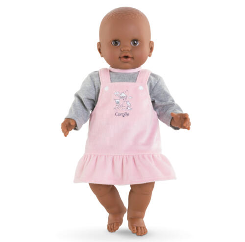 Einer Puppe wurde das rosafarbene Cordkleidchen von Corolle angezogen.