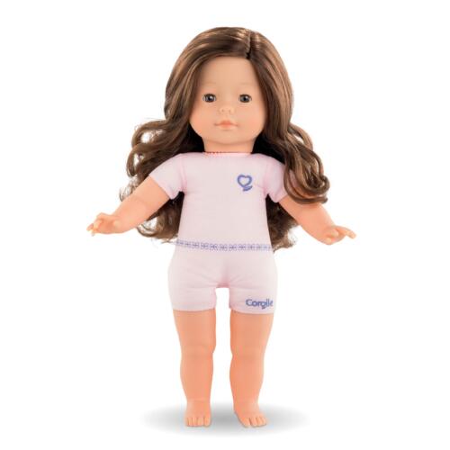 Die Ma Corolle Stehpuppe Penelope hat braune Schlafaugen und lange, brünette Haare.