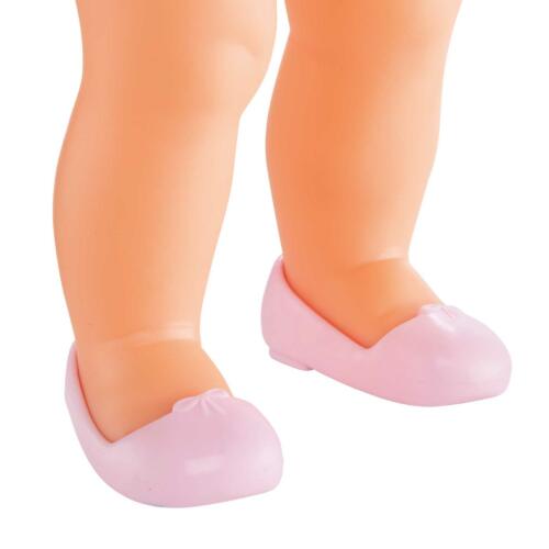 Eine Puppe trägt die rosa Ballerinas.