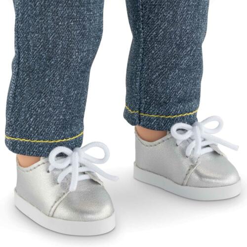 Eine Puppe trägt silberfarbene Schuhe von Corolle.
