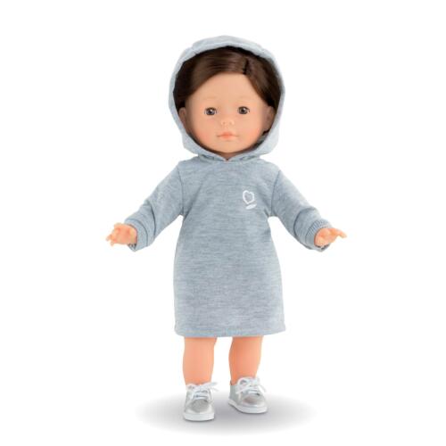Eine Puppe trägt das Puppenkleid und hat die Kaputze auf.