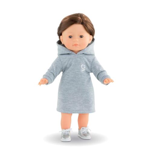 Eine Puppe trägt das Sweatkleid von Corolle.