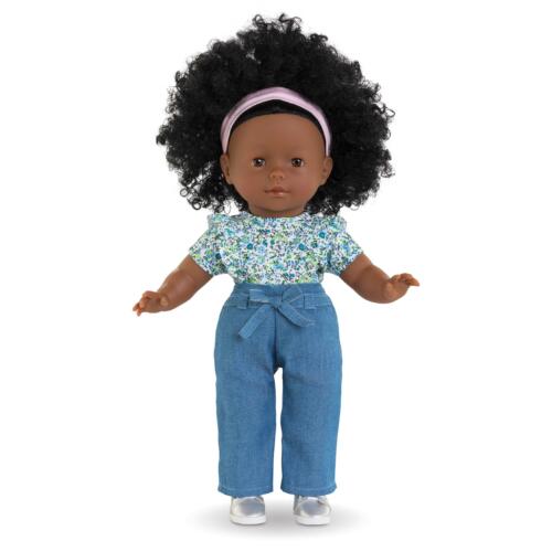Eine Puppe trägt die Jeans mit Stoffgürtel mit einer Bluse kombiniert.