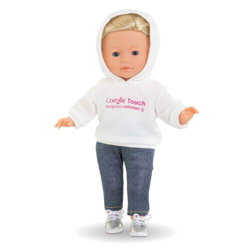 Eine Puppe trägt den Kaputzenpullover zu einer Jeans und hat die Kaputze auf.