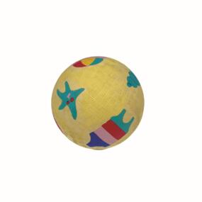 Der Spielball mit Sommermotiven von Petit Jour hat eine geriffelte Oberfläche.