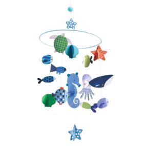 Das Djeco Papier Mobile Wasserwelt ist mit Fischen, Seesternen und Seepferdchen gestaltet.