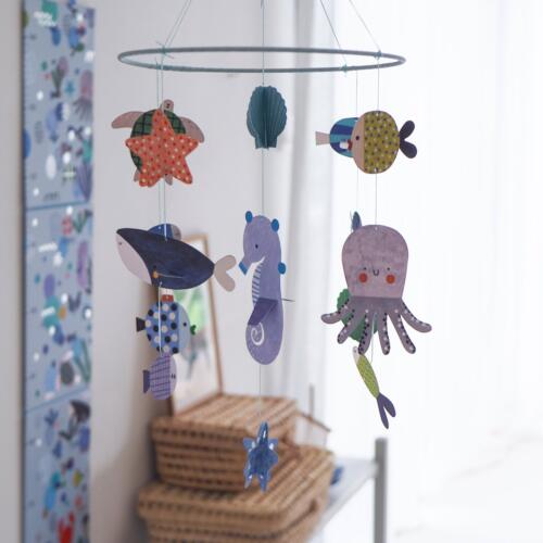 Das Mobile Wasserwelt von Djeco ist in einem Kinderzimmer aufgehängt.