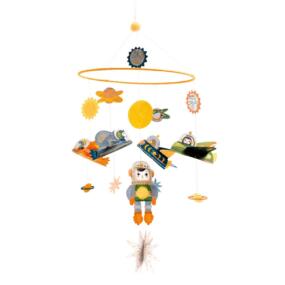 Das Djeco Mobile Raumschiffe ist mit Sternen, Planeten und Raumschiffen gestaltet.
