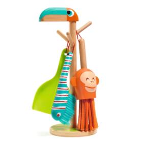 Das Djeco Putzset hat einen praktischen Ständer, damit die Utensilien immer griffbereit sind.