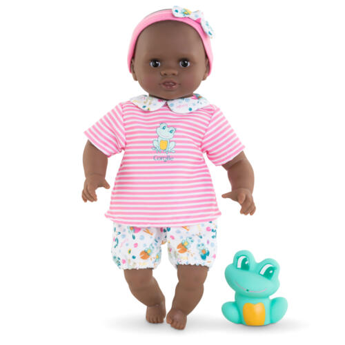 Die Puppe hat ein hübsches Outfit aus T.Shirt, Hose und Haarband an.